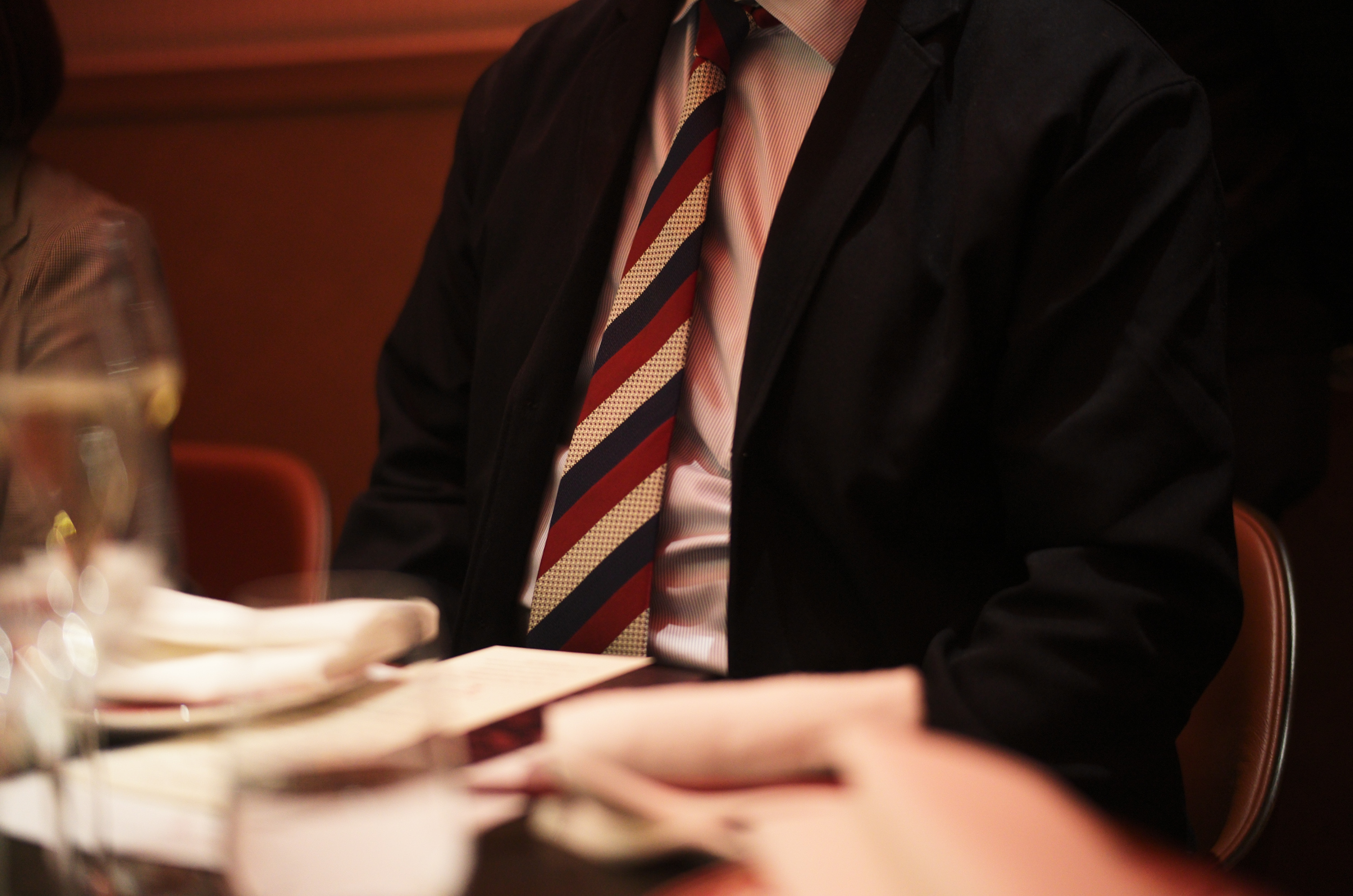 ドイツ生産者の来訪に合わせて、ドイツ国旗色のネクタイで参戦する方。オシャレすぎる