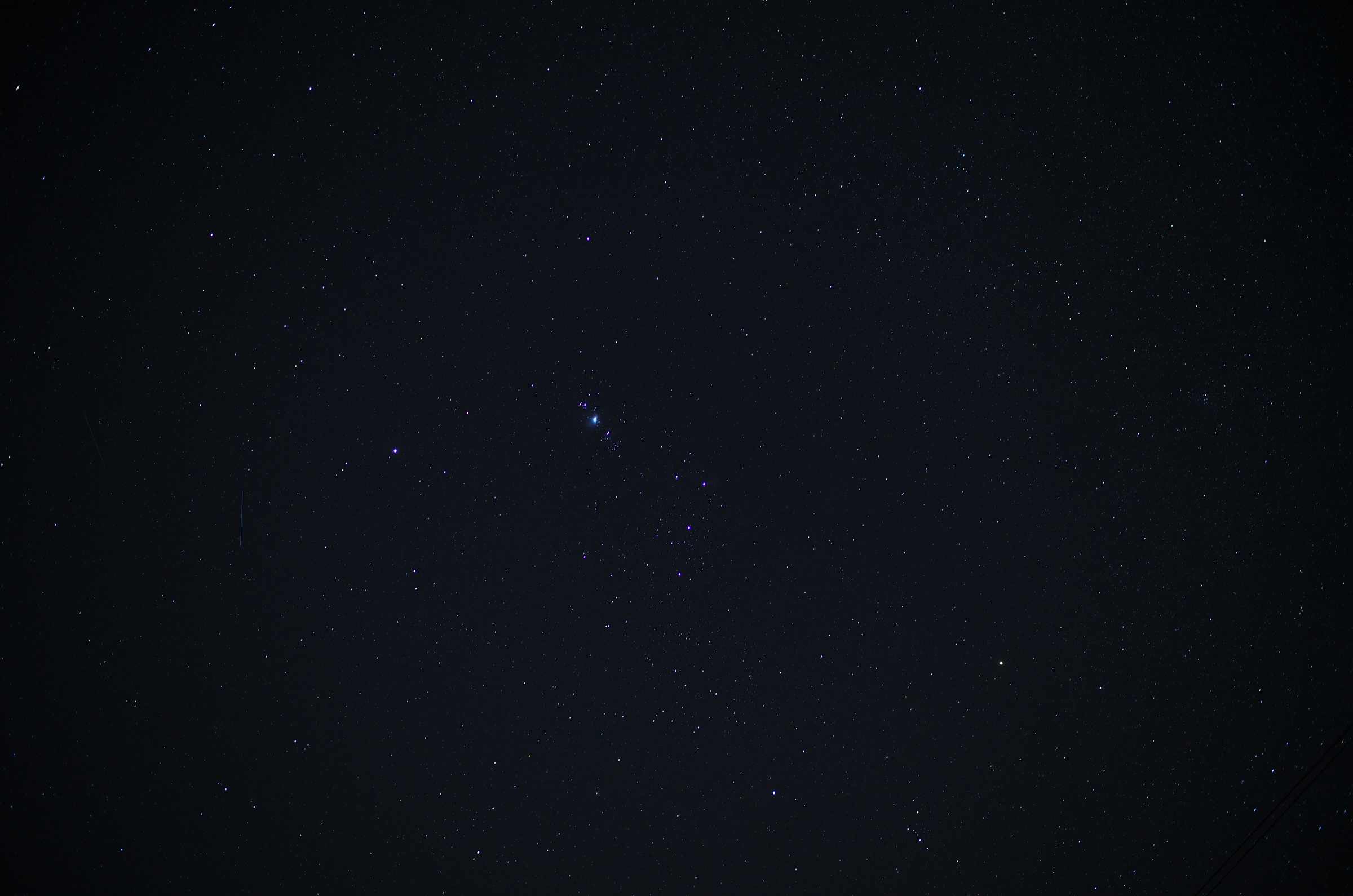 星空。オリオン座と八つ裂き星雲