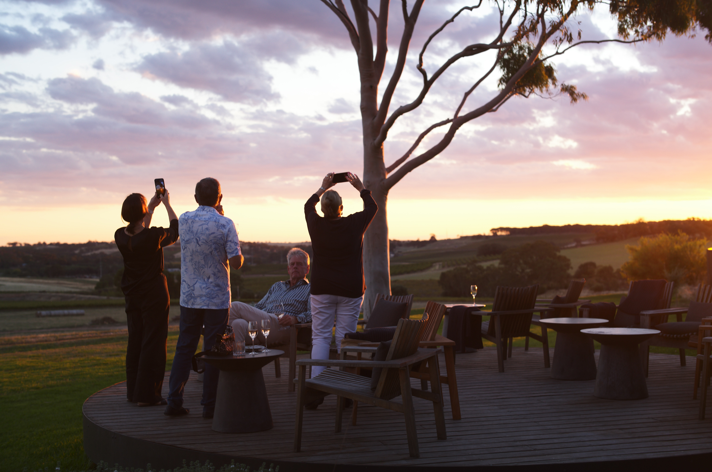 地平線に沈む夕日をホテルより