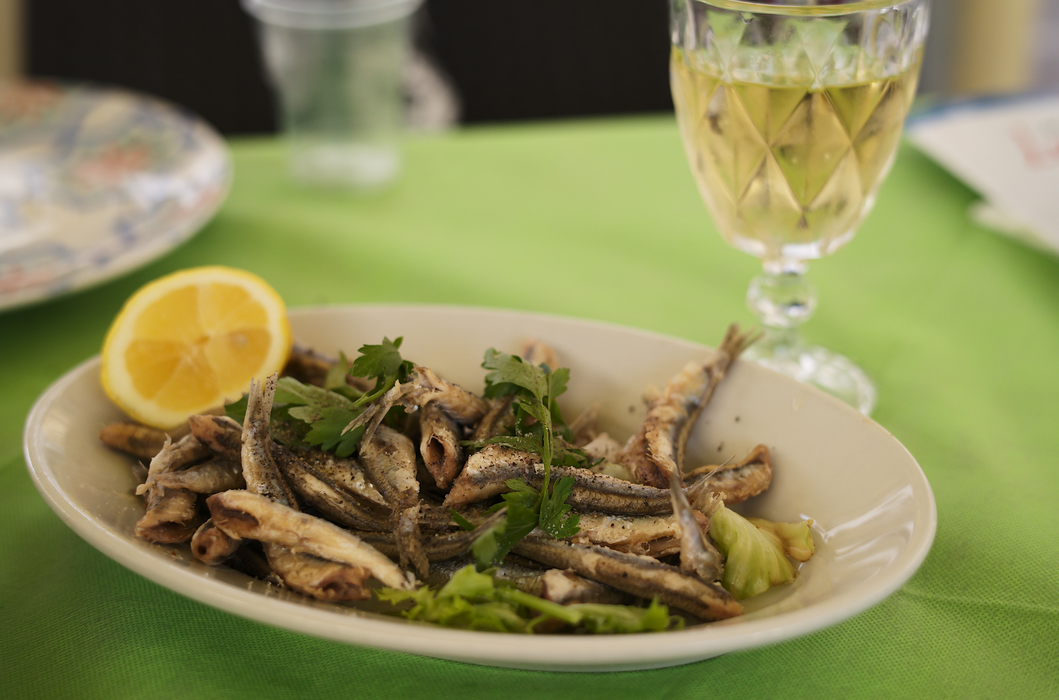 小魚のフリットと白ワイン。ワインが安くて多くて美味しい。