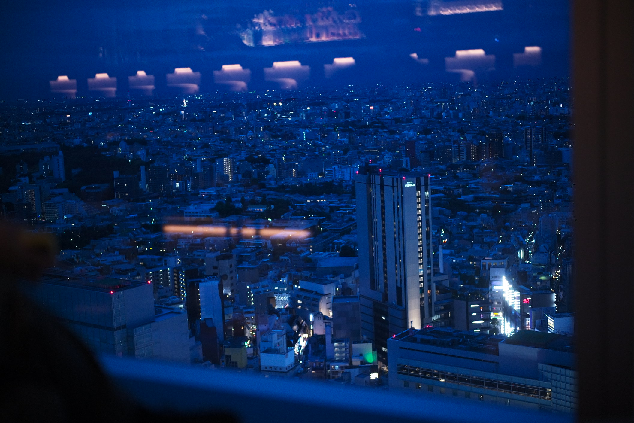 早めに到着した場合は、渋谷の夜景を一望できるお隣STEREOをウェイティングルーム代わりに使える